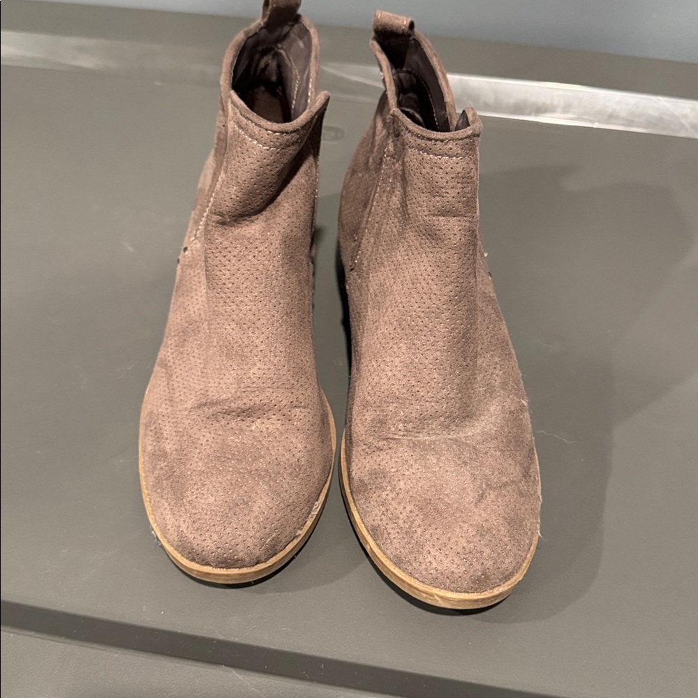 Universal Thread Booties - Picture 2 of 6